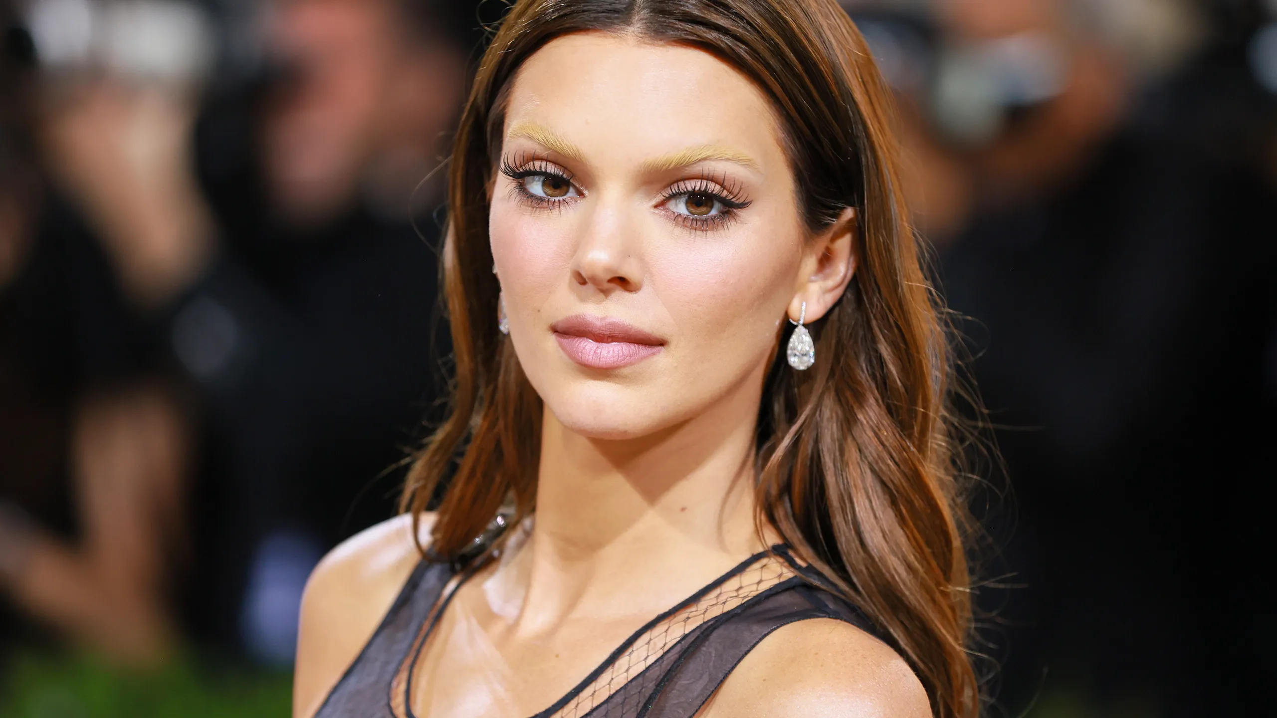 brow bleaching