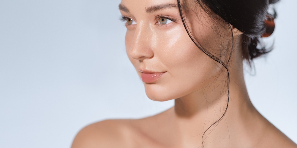 elegant,young,woman,with,radiant,complexion,,glossy,lips,,and,clean