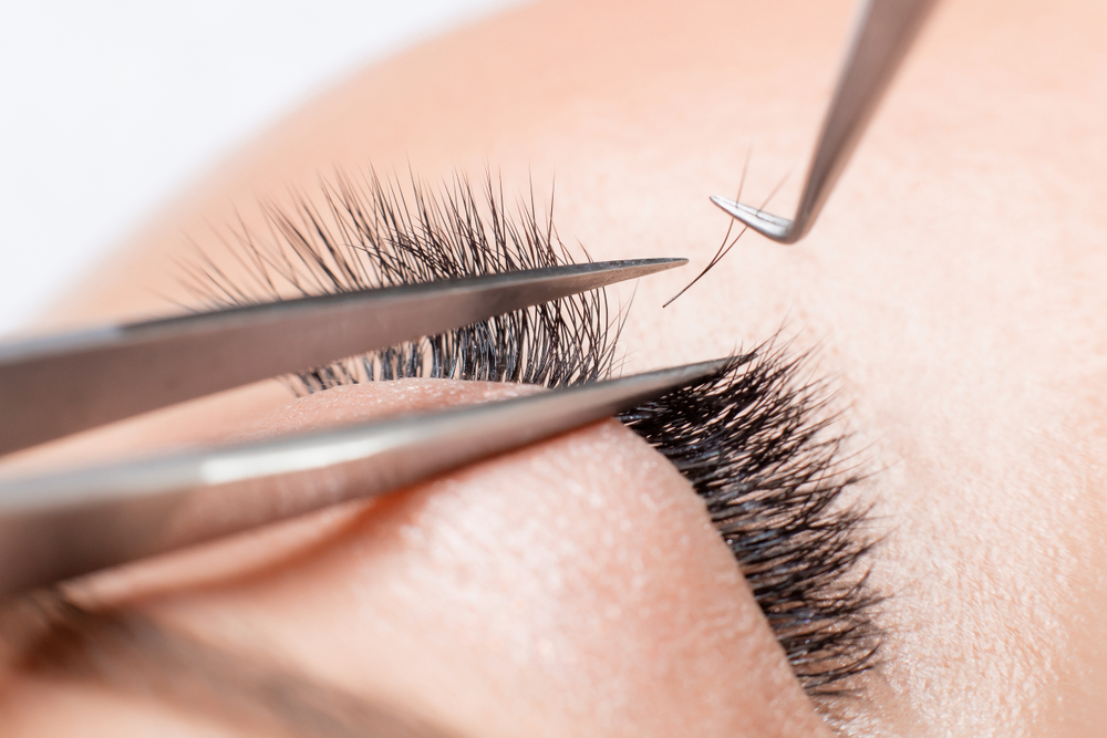 eyelash,extension,procedure.,master,tweezers,sets,fake,lashes,on,beautiful
