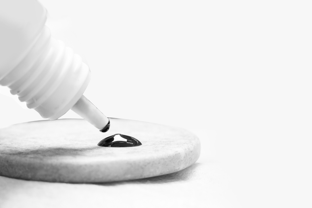 master,puts,drop,of,glue,for,eyelashes,extension,procedure.