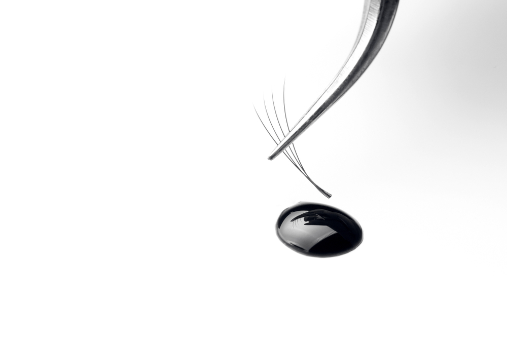 master,of,artificial,eyelashes,forms,bundle,in,drop,glue,with