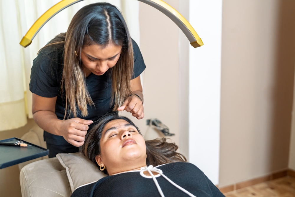 professional,lash,artist,carefully,applying,individual,eyelash,extensions,to,a