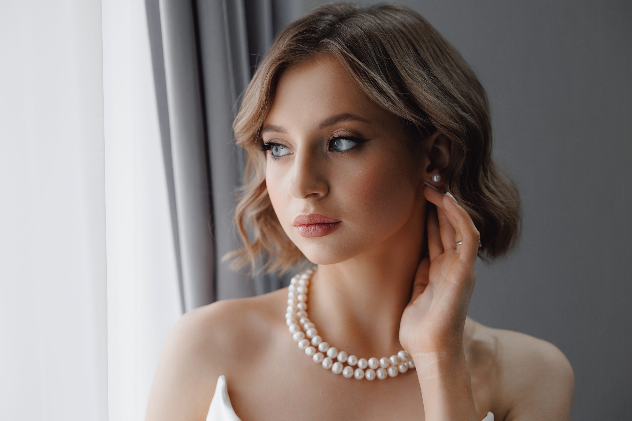 portrait,of,happy,elegant,young,woman,with,white,earrings,in